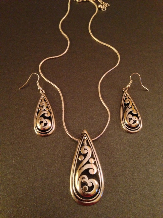 Metal Teardrop Design Charm Necklace Set