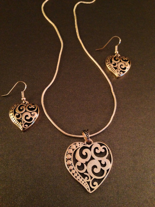 Metal Heart Design Charm Necklace Set